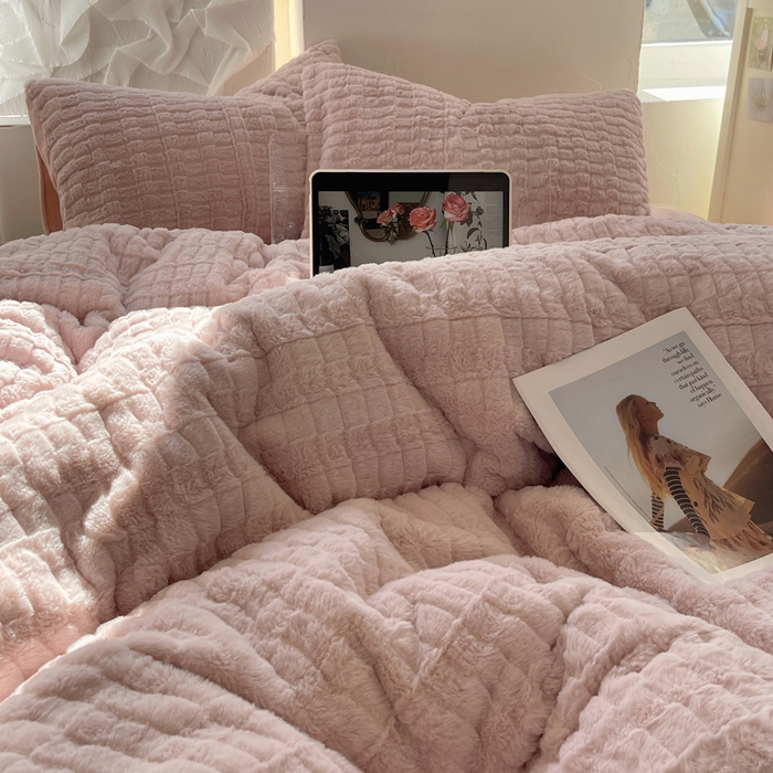 91家纺网 家纺一手货源 找家纺 2024新款全消光兔毛320克牛奶绒A类纯色立体四件套 蜜桃粉