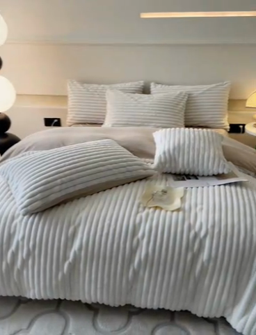 91家纺网 家纺一手货源 找家纺 2024新款全消光兔毛320克牛奶绒A类纯色立体四件套 兔毛抽条白咖