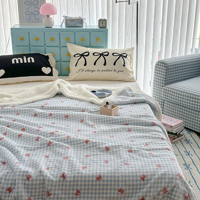 91家纺网 家纺一手货源 找家纺 昔可家纺 2024新款羊羔绒牛奶绒毛毯系列（三）-ins小清新系列 蓝格蝴蝶结