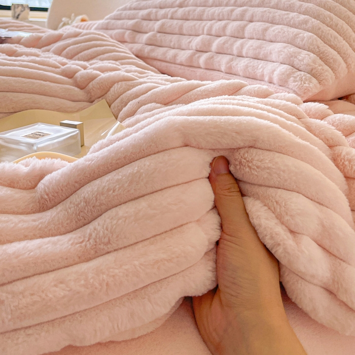 91家纺网 家纺一手货源 找家纺 2024新款全消光兔毛320克牛奶绒A类纯色立体四件套 兔毛抽条粉