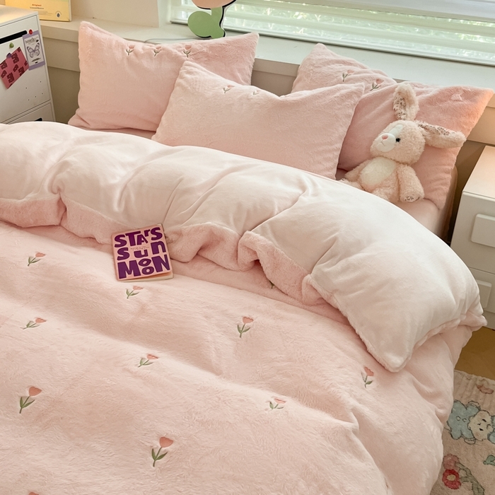 91家纺网 家纺一手货源 找家纺 蜜柚 2024新款牛奶绒兔毛绒高克重小清新满版绣花四件套 花朵浅粉