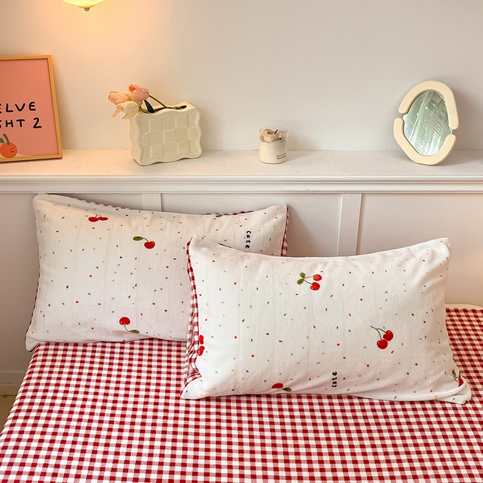 91家纺网 家纺一手货源 找家纺 2024新款200g加厚防静电牛奶绒小清新四件套 绒-樱桃奶冻