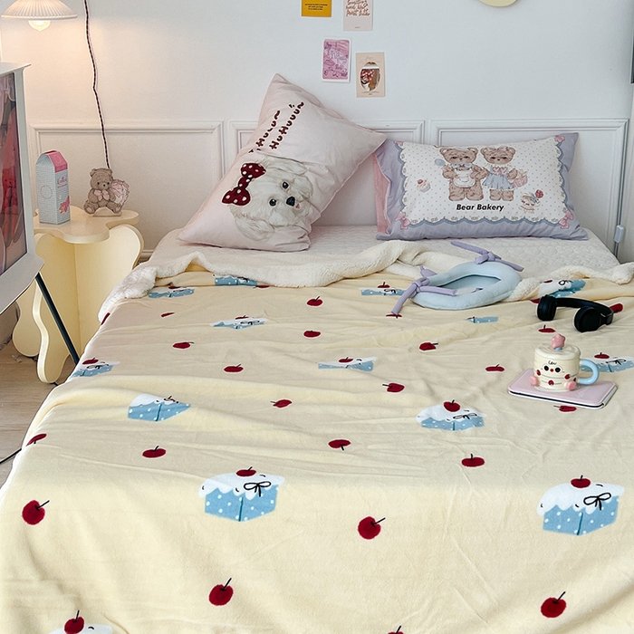 91家纺网 家纺一手货源 找家纺 昔可家纺 2024新款羊羔绒牛奶绒毛毯系列（三）-ins小清新系列 樱桃奶油蛋糕