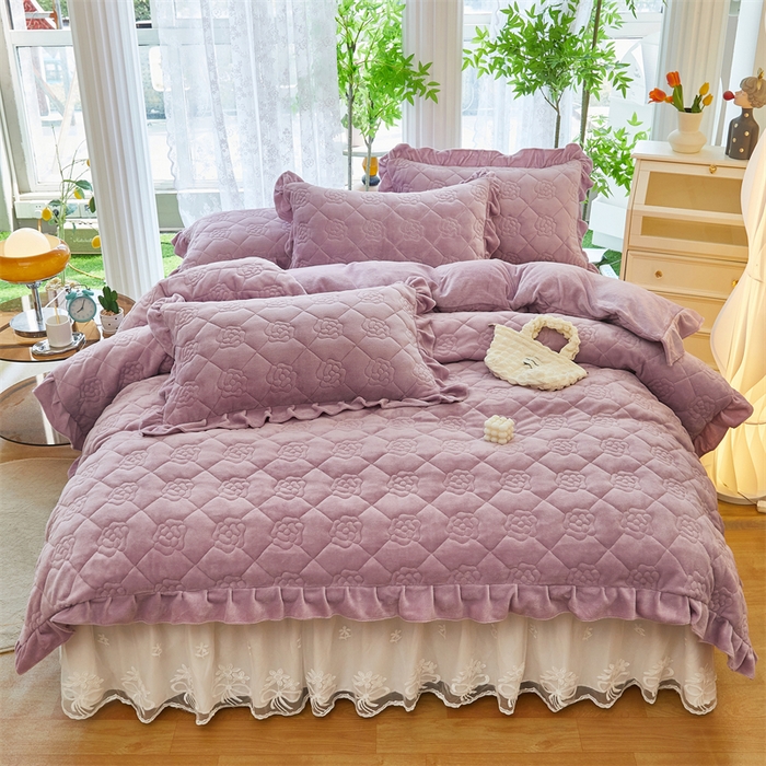 91家纺网 家纺一手货源 找家纺 缦彩 2024新款加厚牛奶珊瑚绒蕾丝床裙冬季法兰绒夹棉床笠-玫瑰花语系列 梦幻紫