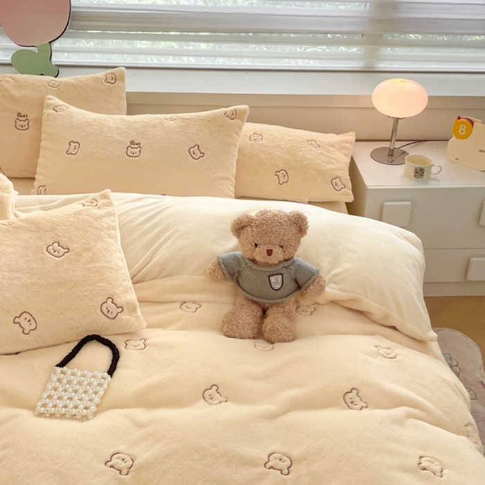 91家纺网 家纺一手货源 找家纺 蜜柚 2024新款牛奶绒兔毛绒高克重小清新满版绣花四件套 嘟嘟熊