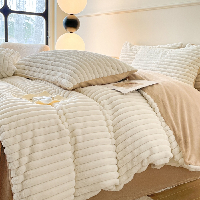 91家纺网 家纺一手货源 找家纺 2024新款全消光兔毛320克牛奶绒A类纯色立体四件套 兔毛抽条白咖