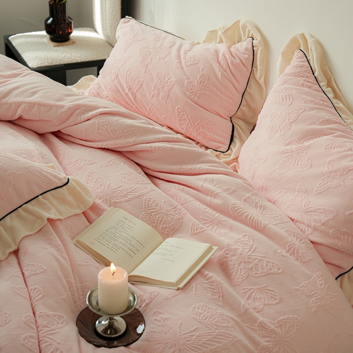 91家纺网 家纺一手货源 找家纺 萝莉家纺 2024新款加厚牛奶绒提花浪漫雕花绒四件套 蝴蝶飞飞浅粉