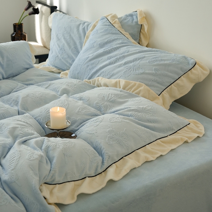 91家纺网 家纺一手货源 找家纺 萝莉家纺 2024新款加厚牛奶绒提花浪漫雕花绒四件套 蝴蝶飞飞湖水蓝