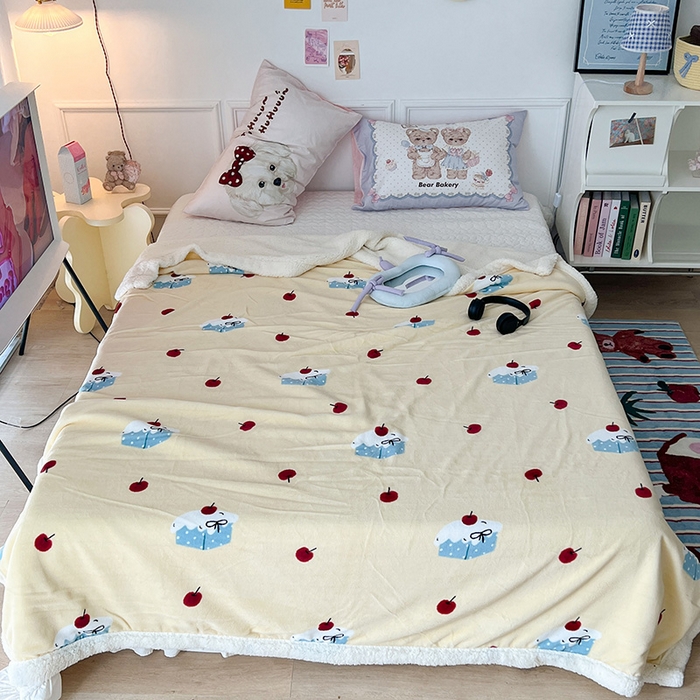 91家纺网 家纺一手货源 找家纺 昔可家纺 2024新款羊羔绒牛奶绒毛毯系列（三）-ins小清新系列 樱桃奶油蛋糕