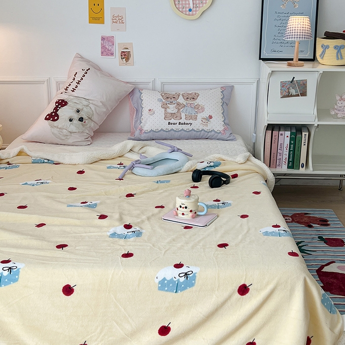 91家纺网 家纺一手货源 找家纺 昔可家纺 2024新款羊羔绒牛奶绒毛毯系列（三）-ins小清新系列 樱桃奶油蛋糕