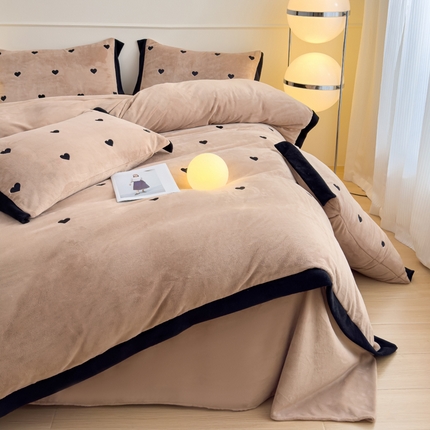 91家纺网 家纺一手货源 找家纺 KA家纺 2025冬季新款绣花牛奶绒四件套-爱心系列 爱心香槟