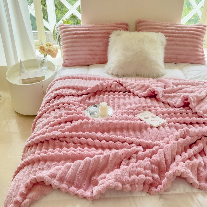 91家纺网 家纺一手货源 找家纺 卡派 2024新款兔毛绒多功能毛毯抽条牛奶绒贝贝绒毛毯 樱花粉