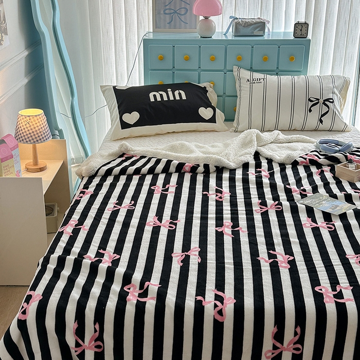 91家纺网 家纺一手货源 找家纺 昔可家纺 2024新款羊羔绒牛奶绒毛毯系列（三）-ins小清新系列 黑粉芭蕾蝴蝶结