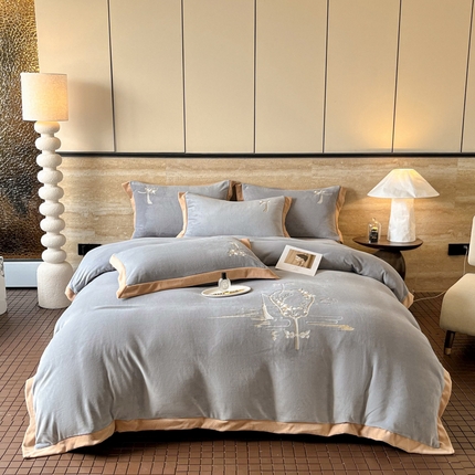 91家纺网 家纺一手货源 找家纺 恋佳居 2025新款牛奶绒高克重平绣四件套 岁月静好-灰