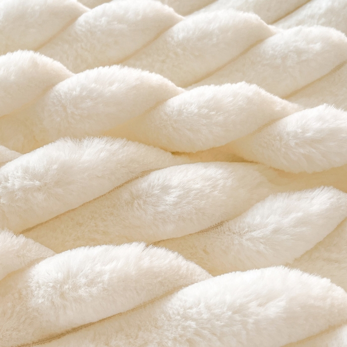 91家纺网 家纺一手货源 找家纺 2024新款全消光兔毛320克牛奶绒A类纯色立体四件套 兔毛抽条白粉