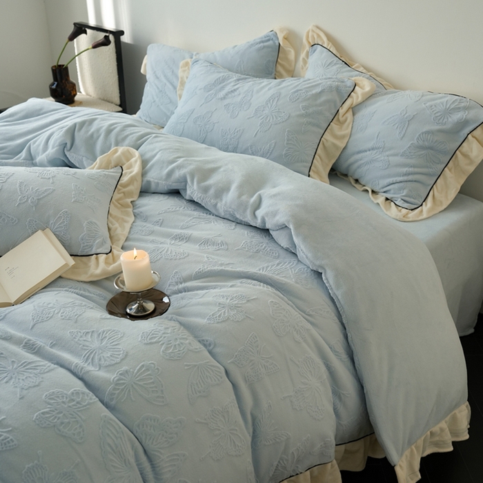 91家纺网 家纺一手货源 找家纺 萝莉家纺 2024新款加厚牛奶绒提花浪漫雕花绒四件套 蝴蝶飞飞湖水蓝