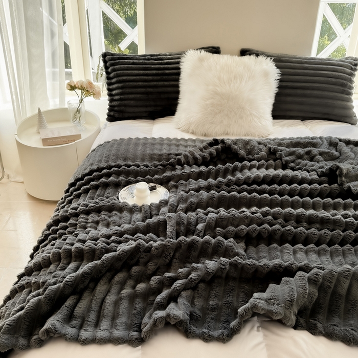 91家纺网 家纺一手货源 找家纺 卡派 2024新款兔毛绒多功能毛毯抽条牛奶绒贝贝绒毛毯 深灰