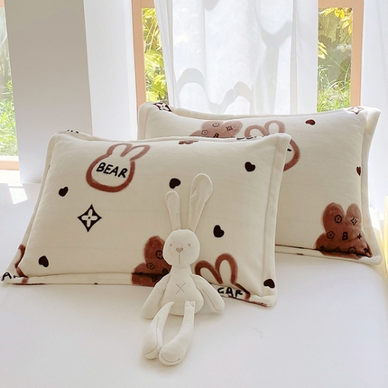 91家纺网 家纺一手货源 找家纺 凯儿家纺 2024新款加厚高克重印花系列枕套 时尚熊宝