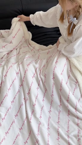 91家纺网 家纺一手货源 找家纺 昔可家纺 2024新款羊羔绒牛奶绒毛毯系列（三）-ins小清新系列 梦幻粉色字母