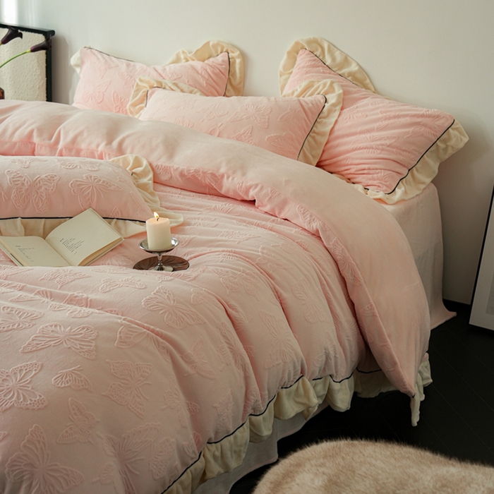 91家纺网 家纺一手货源 找家纺 萝莉家纺 2024新款加厚牛奶绒提花浪漫雕花绒四件套 蝴蝶飞飞浅粉