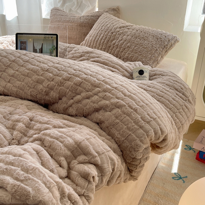 91家纺网 家纺一手货源 找家纺 2024新款全消光兔毛320克牛奶绒A类纯色立体四件套 奶咖