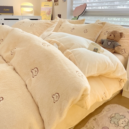 91家纺网 家纺一手货源 找家纺 蜜柚 2024新款牛奶绒兔毛绒高克重小清新满版绣花四件套 嘟嘟熊