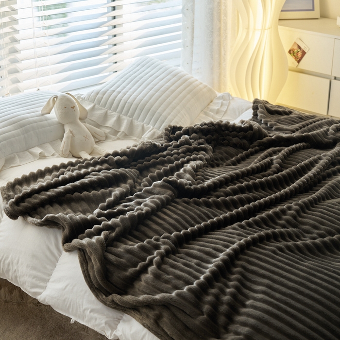 91家纺网 家纺一手货源 找家纺 畅畅家纺 2024新款秋冬兔毛绒宽抽条纯色毛毯 曜石黑
