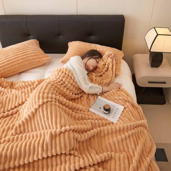 91家纺网 家纺一手货源 找家纺 （总）畅畅家纺 2024新款秋冬兔毛绒宽抽条纯色毛毯