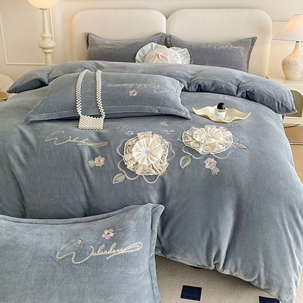 91家纺网 家纺一手货源 找家纺 （总）航途席业 2025新款高克重牛奶绒刺绣四件套-倾城花语
