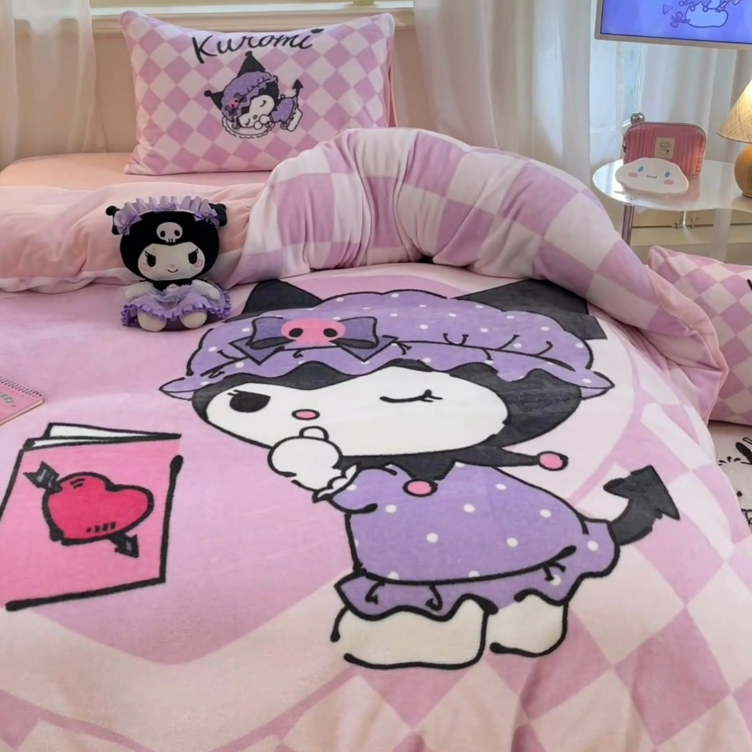 91家纺网 家纺一手货源 找家纺 2024新品正版三丽鸥授权大版卡通平网数码印花加厚高克重牛奶绒系列四件套 绒大版-R亲亲库洛米