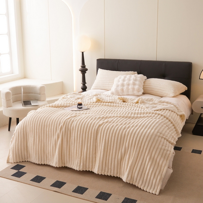 91家纺网 家纺一手货源 找家纺 畅畅家纺 2024新款秋冬兔毛绒宽抽条纯色毛毯 奶油白