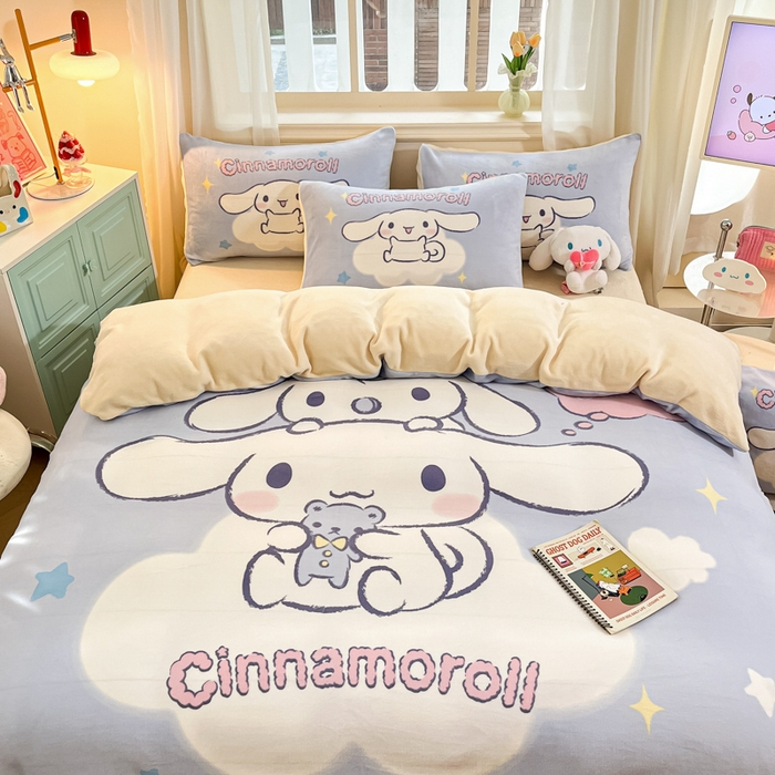 91家纺网 家纺一手货源 找家纺 2024新品正版三丽鸥授权大版卡通平网数码印花加厚高克重牛奶绒系列四件套 绒大版-R云朵玩偶大耳狗