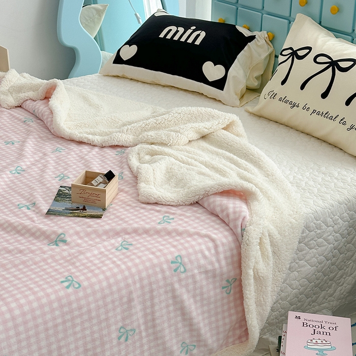 91家纺网 家纺一手货源 找家纺 昔可家纺 2024新款羊羔绒牛奶绒毛毯系列（三）-ins小清新系列 粉格蝴蝶结