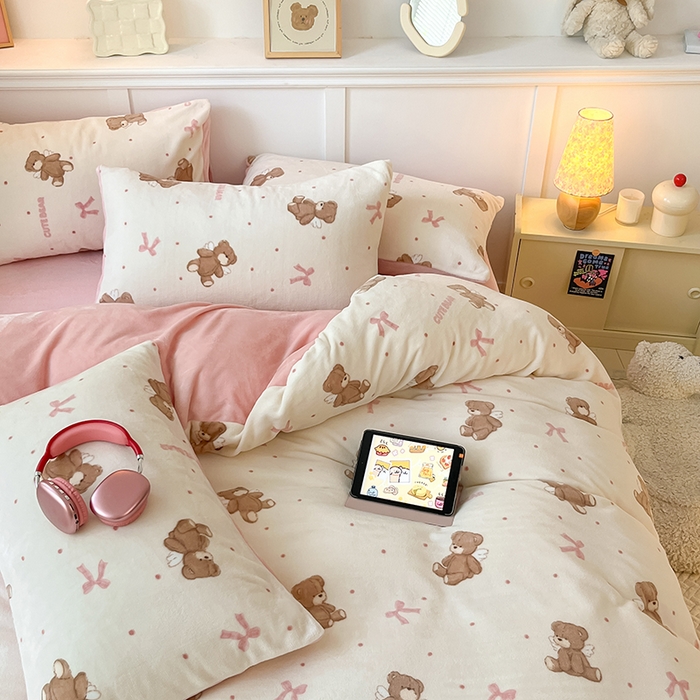 91家纺网 家纺一手货源 找家纺 2024新款200g加厚防静电牛奶绒小清新四件套 绒-幸运熊