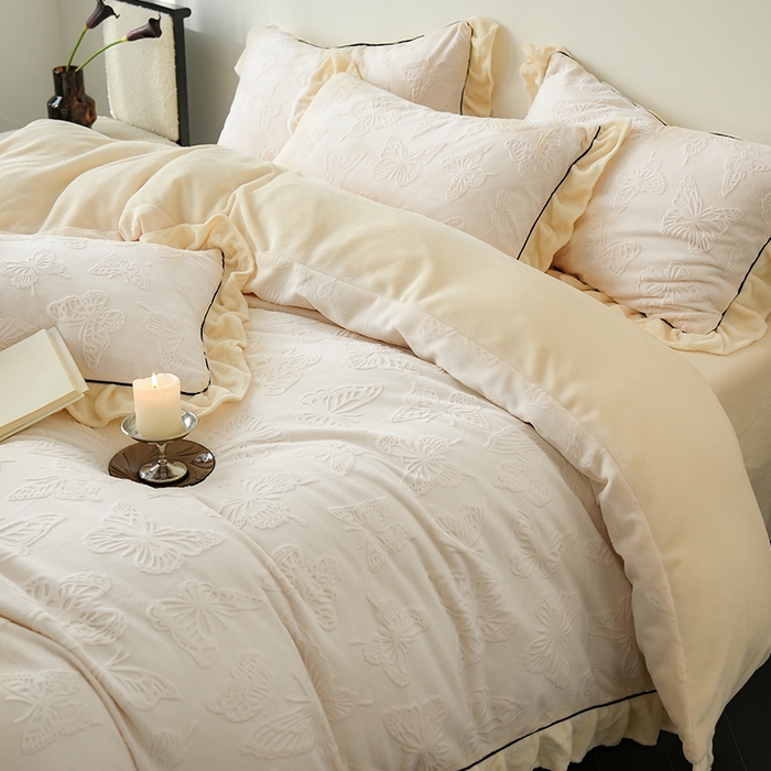 91家纺网 家纺一手货源 找家纺 萝莉家纺 2024新款加厚牛奶绒提花浪漫雕花绒四件套 蝴蝶飞飞浅米