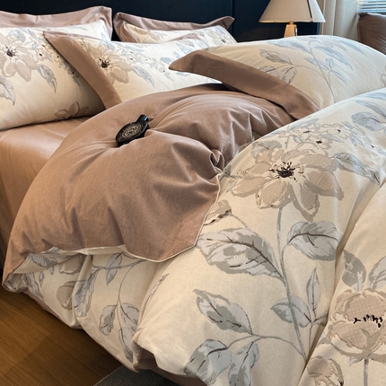 91家纺网 家纺一手货源 找家纺 梵克保罗 2024新款全棉贡缎磨毛数码印花高级简奢款四件套 山竹月