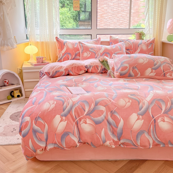 91家纺网 家纺一手货源 找家纺 卡派 2024新款冬季亲肤透气牛奶绒印花四件套 伊莲娜