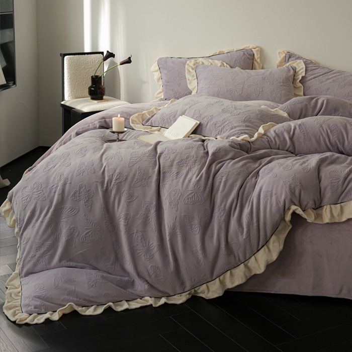 91家纺网 家纺一手货源 找家纺 萝莉家纺 2024新款加厚牛奶绒提花浪漫雕花绒四件套 蝴蝶飞飞香芋紫