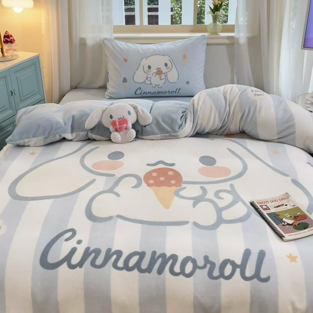 91家纺网 家纺一手货源 找家纺 2024新品正版三丽鸥授权大版卡通平网数码印花加厚高克重牛奶绒系列四件套 绒大版-R蓝条冰淇淋大耳狗