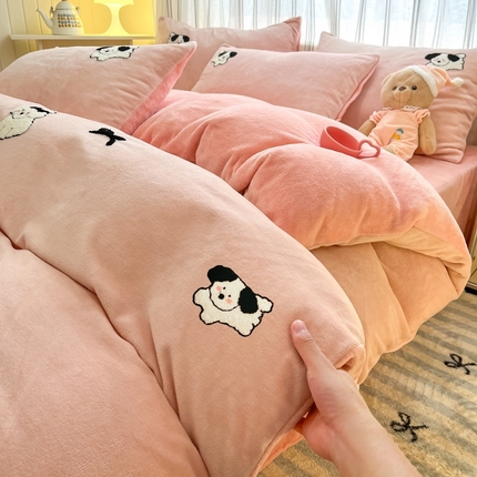 91家纺网 家纺一手货源 找家纺 首尔 2024新款卡通牛奶绒毛巾绣四件套 可爱狗-粉