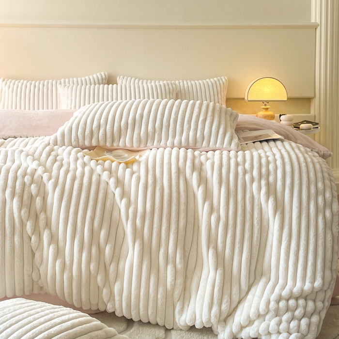 91家纺网 家纺一手货源 找家纺 2024新款全消光兔毛320克牛奶绒A类纯色立体四件套 兔毛抽条白粉