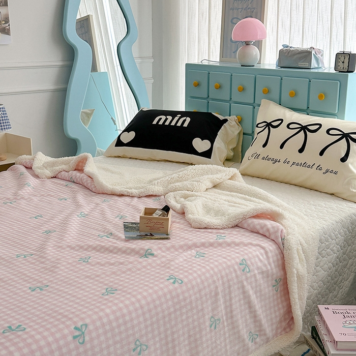 91家纺网 家纺一手货源 找家纺 昔可家纺 2024新款羊羔绒牛奶绒毛毯系列（三）-ins小清新系列 粉格蝴蝶结