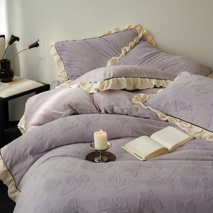 91家纺网 家纺一手货源 找家纺 萝莉家纺 2024新款加厚牛奶绒提花浪漫雕花绒四件套 蝴蝶飞飞香芋紫