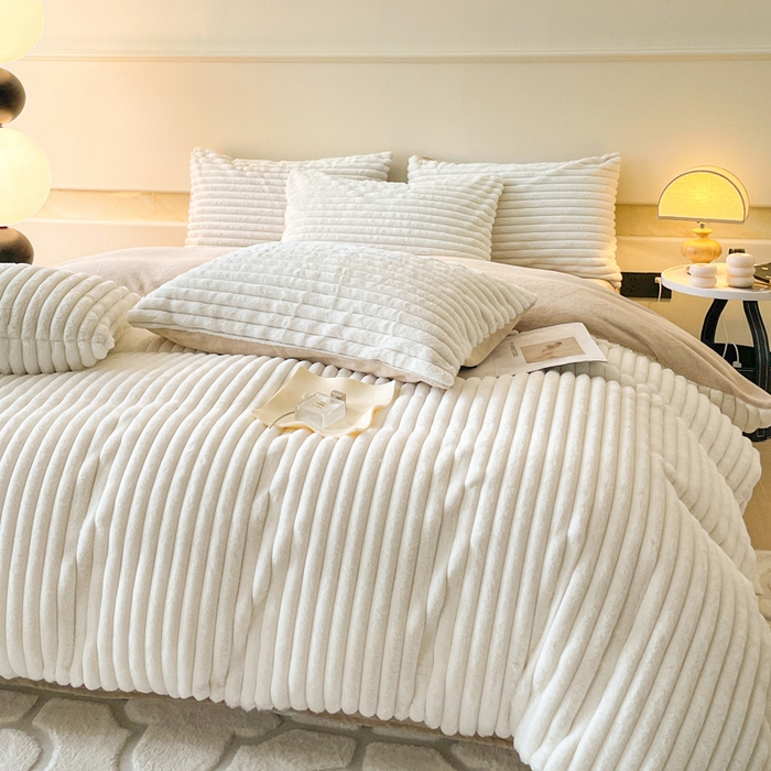 91家纺网 家纺一手货源 找家纺 2024新款全消光兔毛320克牛奶绒A类纯色立体四件套 兔毛抽条白咖