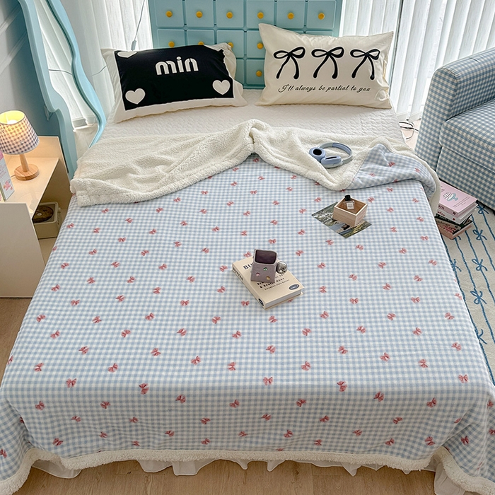 91家纺网 家纺一手货源 找家纺 昔可家纺 2024新款羊羔绒牛奶绒毛毯系列（三）-ins小清新系列 蓝格蝴蝶结