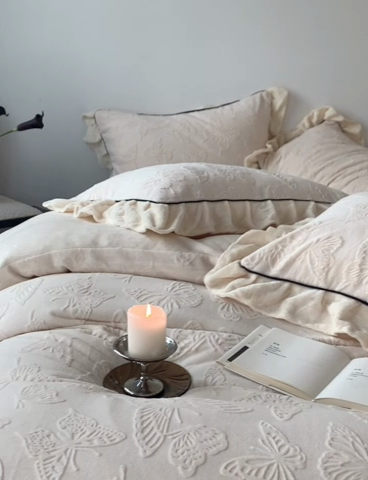 91家纺网 家纺一手货源 找家纺 萝莉家纺 2024新款加厚牛奶绒提花浪漫雕花绒四件套 蝴蝶飞飞浅米