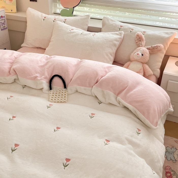 91家纺网 家纺一手货源 找家纺 蜜柚 2024新款牛奶绒兔毛绒高克重小清新满版绣花四件套 花朵粉白