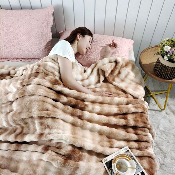 91家纺网 家纺一手货源 找家纺 千荨 2024新款跨境印花扎染泡泡绒毛盖毯 浅咖