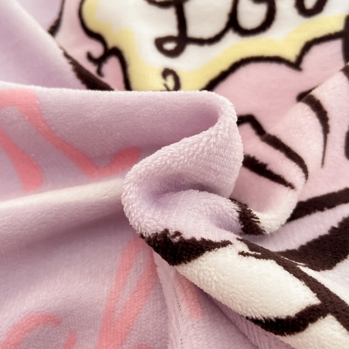 91家纺网 家纺一手货源 找家纺 2024新品正版三丽鸥授权大版卡通平网数码印花加厚高克重牛奶绒系列四件套 绒大版-R玫瑰香水kitty