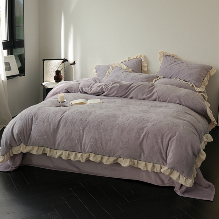 91家纺网 家纺一手货源 找家纺 萝莉家纺 2024新款加厚牛奶绒提花浪漫雕花绒四件套 蝴蝶飞飞香芋紫